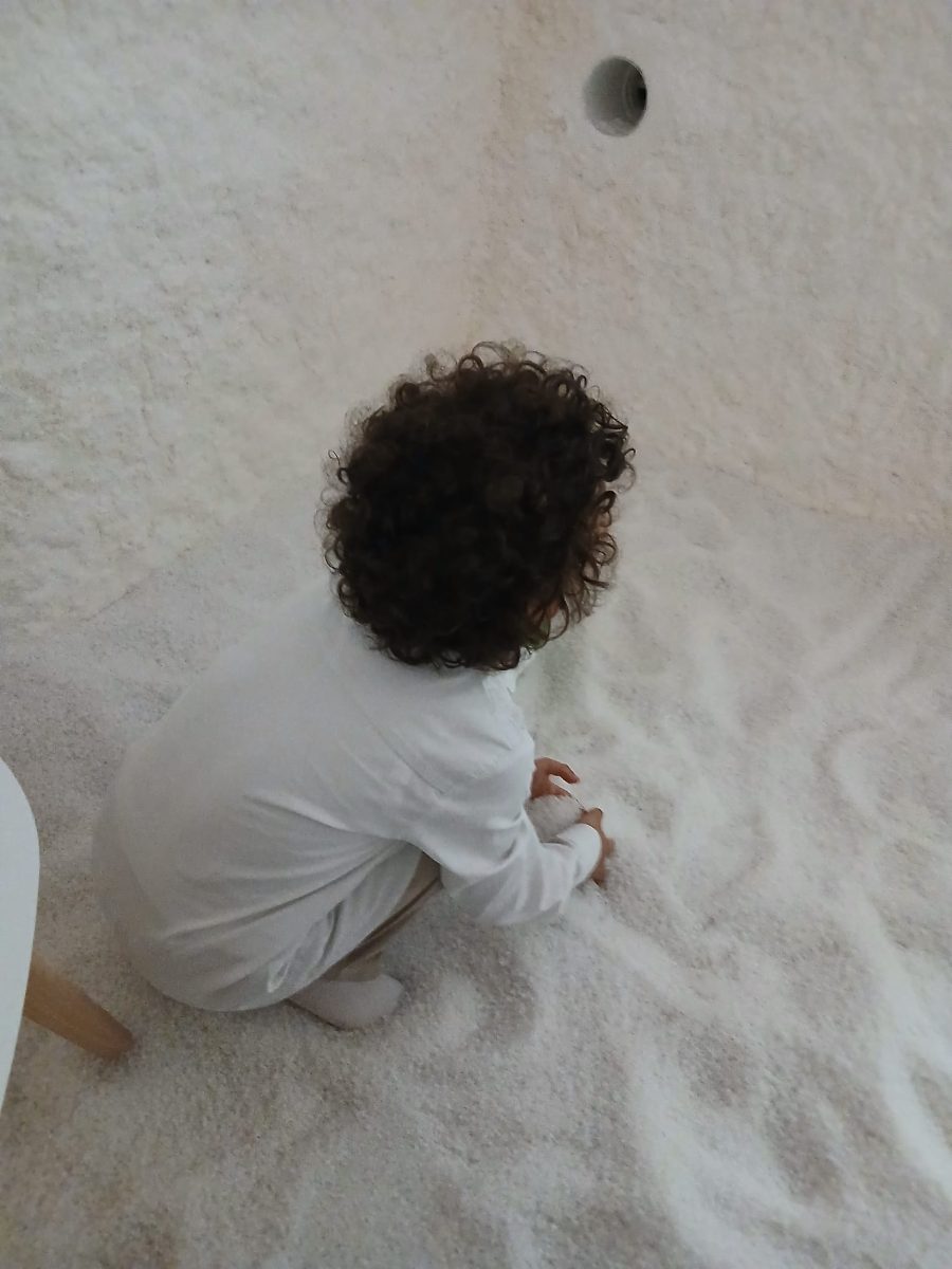Bambino durante una seduta nella Stanza del Sale